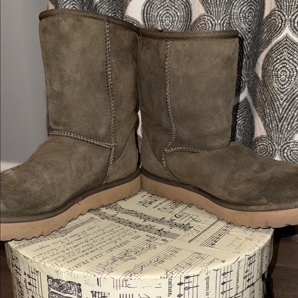 UGG Suede Classic Short Boots SZ 9 - Picture 4 of 8